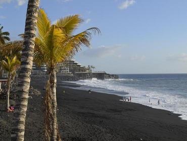 Wir staunen nicht nur beim Blick in den Krater, sondern bewundern auch La Palma sowie die Nachbarinseln Teneriffa, Gomera und El Hierro aus der Vogelperspektive. 5.