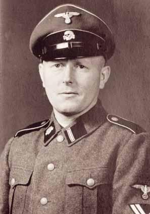 14 Die SS im KZ Neuengamme Wilhelm Dreimann, 1904 in Hamburg geboren, war seit 1940 im KZ Neuengamme eingesetzt. Spätestens 1944 wurde er Rapportführer. Am 3.