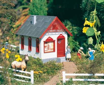 462243 Little Red School House Ein possierlicher Turm für die Messing-Schulglocke und der kräftig dunkelrote Anstrich des Gebäudes machen es zum Mittelpunkt einer ländlichen Gartenbahn Idylle.