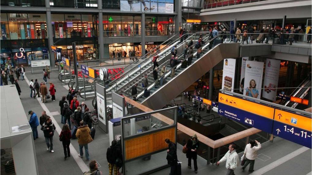 Bahnhöfe öffnen Menschen für Werbung Warten sorgt für hohe Kontaktintensität Vielfältige Werbemöglichkeiten Tor zur