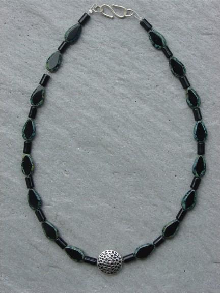 Die Elegante! Nr. 3034 Grün-Türkis marmorierte Oliveperlen aus Wien, mit schwarzer Draufsicht.