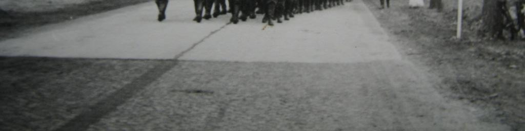 Soldaten der Scheinwerferstellung marschierend auf der heutigen B3, links die Befehlsstelle Die anfliegenden Bomber wurden mit einem Horchgerät erfasst und dann mit dem