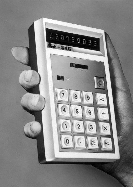 Geschichte der EDV Halbleitertechnik 1958 entwickelte Jack Kilby bei der Firma Texas Instruments den ersten integrierten Schaltkreis auf Basis von Germanium. 10 Jahre später einigte er sich mit R.