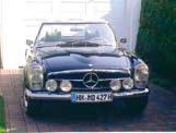 Vom jetzigen Besitzer wurde dieser Benz nach Schweden importiert. Das Nummernschild»Pagode«ist übrigens einmalig auf der Welt. Monika und Jürgen Druse sind mit einem sportlichen Triumph TR 6 dabei.
