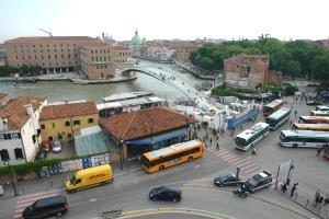 Sie gehen zu Fuß. Venedig ist eine relativ kleine Stadt. Rechnen Sie mit 25 Minuten Spaziergang bis zur Rialto Brücke die im Herzen der Stadt liegt und ca.