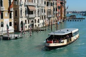 Alle Touristen müssen ihr Auto in einem Parkhaus in Venedig abstellen und zu Fuß oder mit dem Boot (Vaporetto oder Wassertaxi) zum Hotel gelangen.