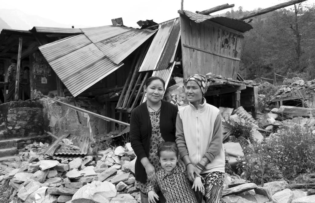 Waren einen Tag unter den Trümmern verschüttet: Eine Mutter, ihr Kind und die Lehrerin (rechts). engagiert.