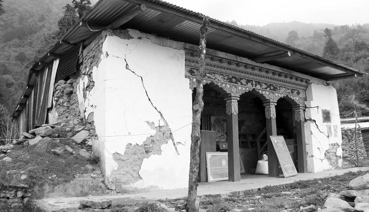 HILFE FÜR EIN DORF IN NEPAL MENSCHEN Schockierende Eindrücke vor Ort Als sie mit diesen in deren Dorf Thimbu am Eingang des Nationalparks Langtang ankam, war sie schockiert.