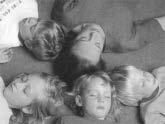 Junge VHS 7 Entspannung Spiel Bewegung Entspannung Selbstwahrnehmung Körpererfahrung In Zusammenarbeit mit dem AWO Familienzentrum/ Kindertagesstätte "Moorstrolche" Entspannen mit Klang für Kinder