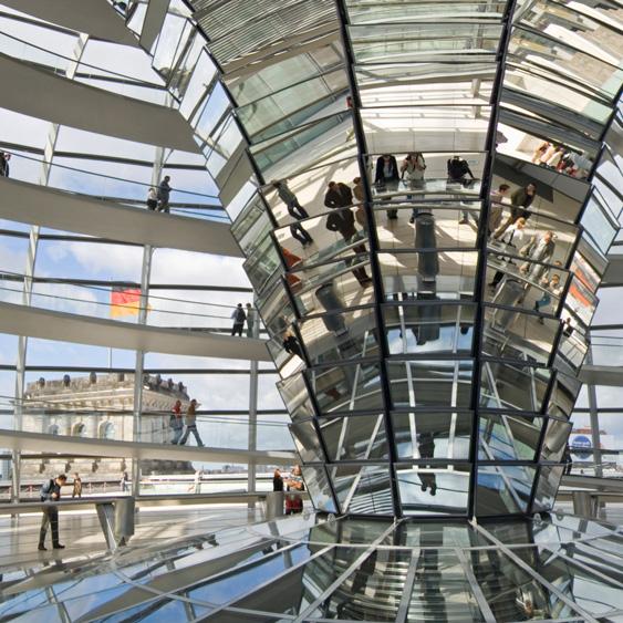 Das Reichstagsgebäude wurde saniert und erhielt die markante, begehbare Glaskuppel. Seit 1999 ist das Gebäude der Sitz des Deutschen Bundestages.