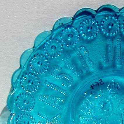 Perlen: KAISER JUBILAEUM 1848-1888 blaues Pressglas, H 2,7 cm, D 14,5 cm Sammlung Geiselberger, PG-564 Hersteller unbekannt,