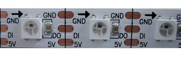 LED-ANSCHLUSS LEDs der Typen WS2812B, PL9823, APA-106, SK6812 und kompatibel haben neben den Stromversorgungspins (Masse und +5V) einen Dateneingang (DI) und einen Datenausgang (DO).