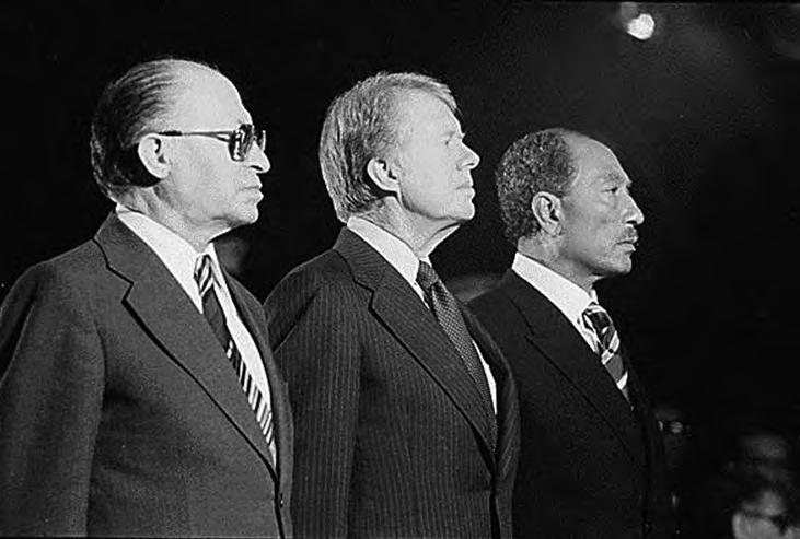 Postkolonialismus 393 Bild 126 : Der israelische Ministerpräsident Begin, der US-amerikanische Präsident Carter und der ägyptische Präsident Sadat in Camp David tungen zu unterhalten und ihre