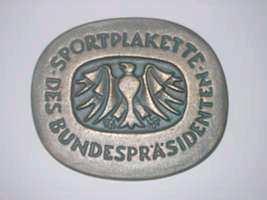 - 3 - Einleitung Die Sportplakette des Bundespräsidenten wurde am 19. März 1984 gestiftet und von dem damaligen Amtsinhaber Karl Carstens beim Bundestag des Deutschen Sportbundes am 25.