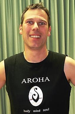 AROHA AROHA AROHA ist ein rasanter Mix, hauptsächlich aus Haka (neuseeländischer Kriegstanz der Maoris), Kick-Elementen auch dem Kung Fu, Boxing und fließenden Bewegungen aus dem Tai Chi.