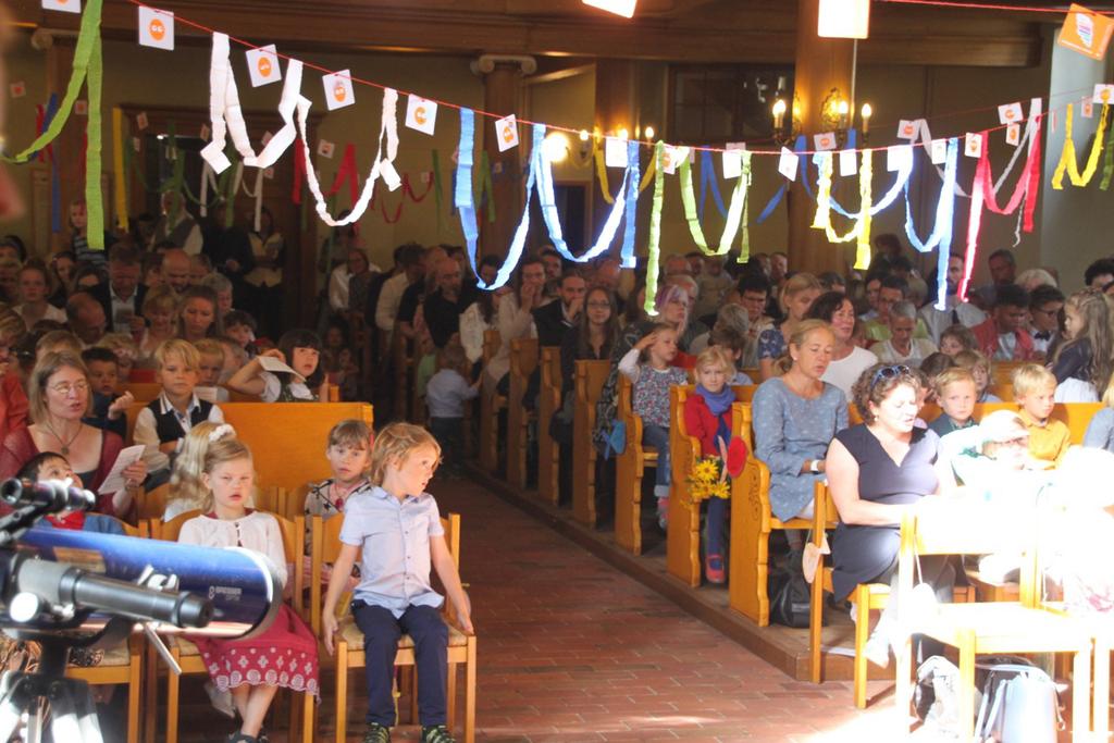 Aus der Ev. Grundschule Du siehst mich Gottesdienst zum Schuljahresbeginn der Evangelischen Grundschule Strahlender Sonnenschein. Eine Kirche voller fröhlicher Menschen.