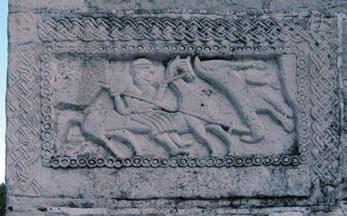 Sveti Juraj ubija zmaja. Reljef na crkvi u Žrnovnici. Snimio Ivan Mužić bili prikazani u uspješnoj borbi sa zmajem Mislim, da se ne može a limine odbiti hipoteza, da je u XII.