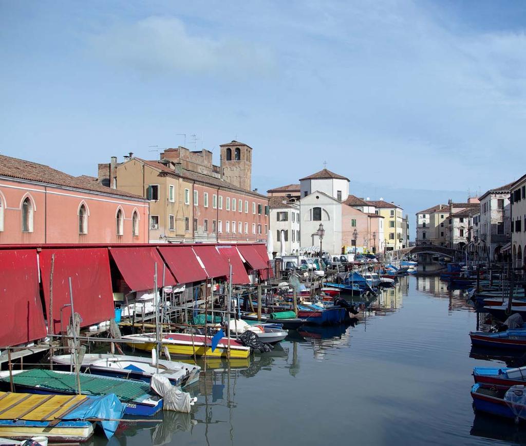 VENEZIANISCHE VIELFALT UND MEERESDUFT Adriaküste Brentakanal Etwa 40 km südlich von Venedig, am Südende der Lagune, liegt die Inselstadt Sottomarina di Chioggia, an der Adriaküste.