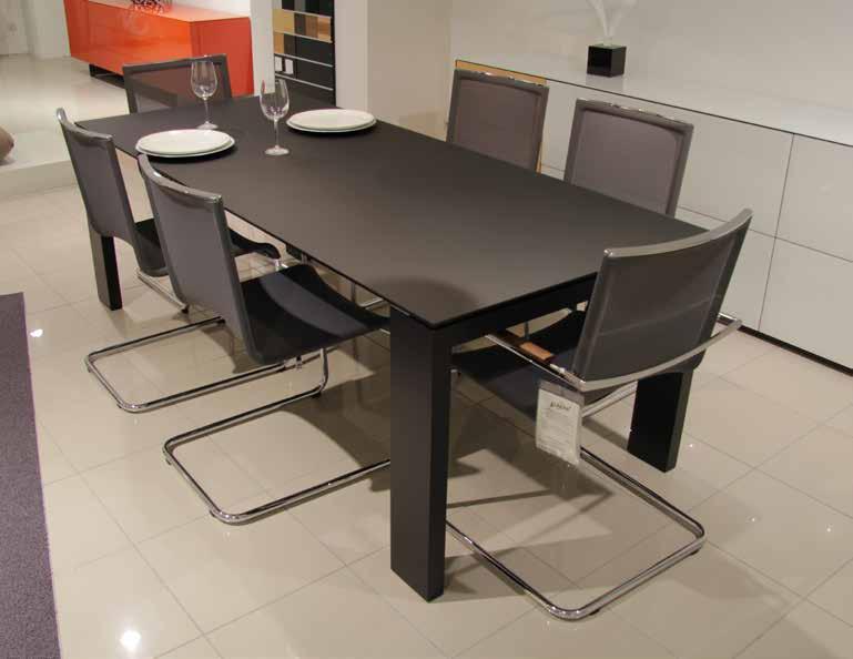 -40% Möbel: Tisch mit 6 Stühlen, davon 2 mit Armlehnen Farbe: Tischplatte und Tischplattenverlängerung: Glas schwarz satiniert hinterlackiert. Fussgestell: Lack mattschwarz.