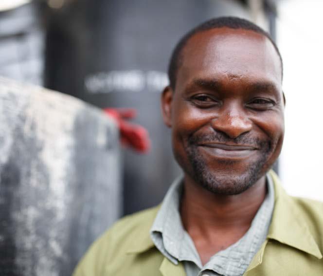 Was bedeutet die Fairtrade-Prämie für Produzenten? Methusela Ndonge, Arbeiter der Blumenfarm Waridi Limited nahe Nairobi, Kenia.