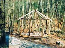 In der ehemaligen Gesundheitseinrichtung Sülzhayn bereiteten die Lehrmeister die Grundriss- und Detailzeichnungen vor, welche sich an das Vorbild der letzten Hütte (nach Foto von Gerippe der