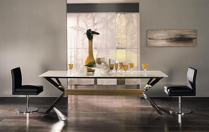 Tischlängen: 200, 240 cm, 220 cm, ovale Tischplatte 220 cm, runde Tischplatte Ø 145 cm Stühle: D 13 Tischplatte: Holz bzw.
