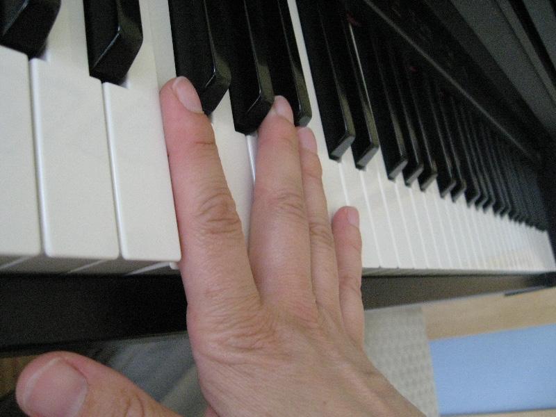 Haltungsfehler : Finger der rechten Hand ohne Daumen: Das ist falsch!! Am Klavier spielst du mit dem Daumen.