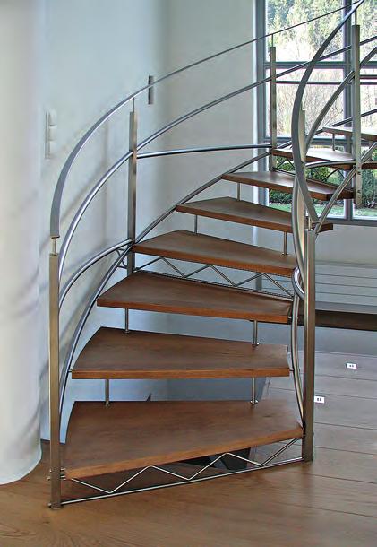 Eher einem Kunstobjekt als einer begehbaren Treppe gleicht diese beeindruckende Konstruktion aus polierten nichtrostenden Stahlprofilen und Glas.