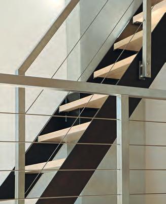 Die dazwischenliegenden Füllungen können aus vertikalen Stäben (Stabgeländer) oder horizontalen Gurten bestehen, die dem Treppenlauf folgen