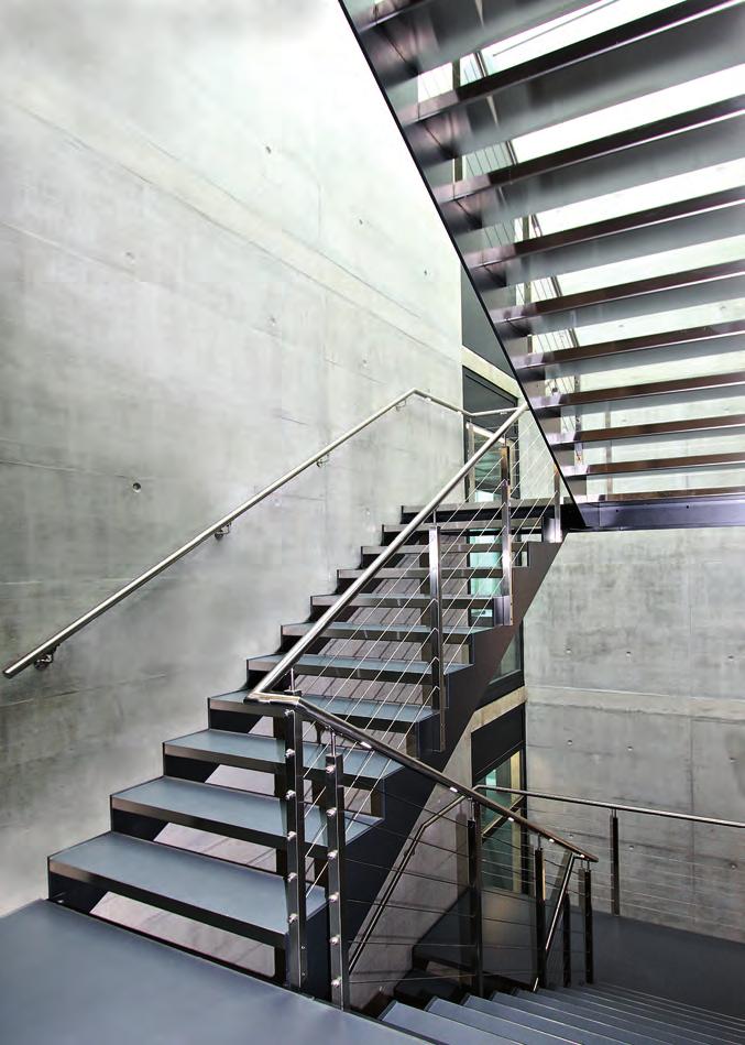 Aus der Anordnung von Zwischenpodesten, die aus Sicherheitsgründen nach maximal 18 Steigungen erforderlich sind, entstehen zwei- oder mehrläufige gerade Treppen.