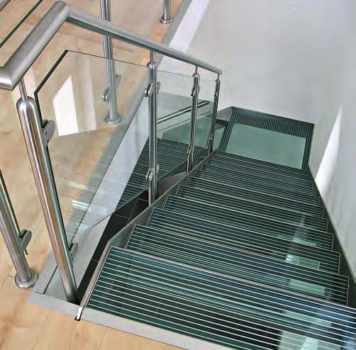 Nichtrostender Stahl und Glas wurden für die Konstruktion der zweiläufigen geraden Treppe mit Eckpodest