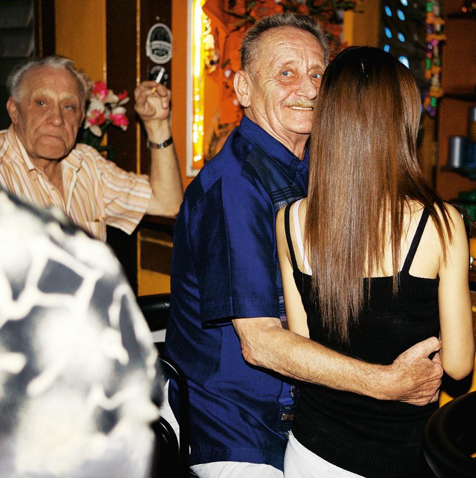 Gesellschaft RENTNER Tod im Paradies Tausende deutscher Pensionäre leben im thailändischen Pattaya. In dem Hotel Villa Germania verwirklichen sie ihren Traum von Freiheit, mit Alkohol und Frauen.