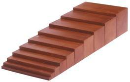 Braune Treppe Das klassische Sinnesmaterial besteht aus zehn gleichfarbigen Hartholz-Prismen.