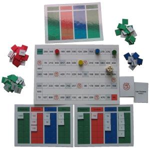 Inhalt: Spielplan, 4 Stellentafeln, 4 Spielsteine, 1 Würfel, 24 Joker-Karten, 10 Tausendermarken, je 50 Hunderter-, Zehner- und Einermarken sowie umfangreiche Spielanleitung im stabilen Karton Art.