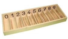 Die Stangen stellen die Mengen von1 bis 10 dar: 1 = 2,5 cm, 10 = 25 cm. Inklusive 10 Holzplättchen mit den Zahlen von 1 bis 10 in einer praktischen Holzbox mit Deckel.