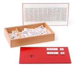 Es gilt, zu jedem Aufgaben- das Ergebnisplättchen zu finden. Mit dem Material trainiert das Kind alle Grundaufgaben der Addition im Zahlenraum 1 bis 9. Selbstkontrolle durch Kontrolltafel.