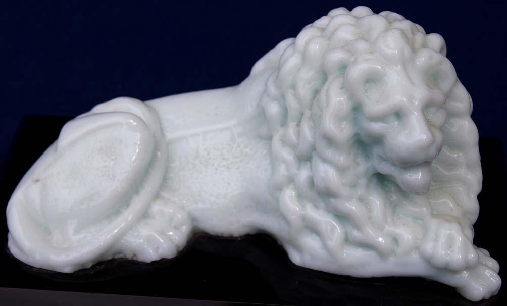 Steinsockel H 2,6 cm, B 8,5 cm, L 15,3 cm Liegender Löwe, opak-weißes Pressglas, H 5,8 cm,
