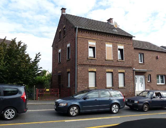 Satteldach, Aufsockelung, Fenster z.t. noch mit Natursteingewände, umfassend erneuert. Hauptstr. 66 Niederpleis/Foto Nr. 34/28.08.