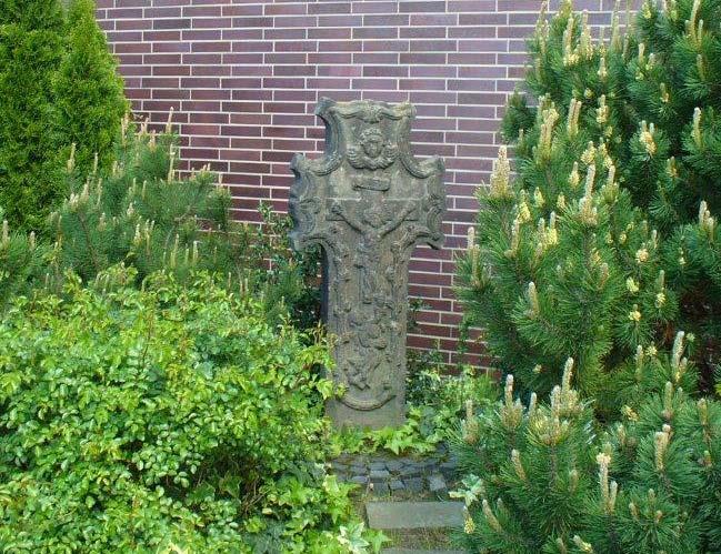 Steinkreuzstr. 17 Niederpleis Bauzeit: 18. Jh. Geb. Typ: Grabkreuz Bewertung: D (Nr. 32) - schützenswerter Kubatur Grabkreuz in Form eines lat.