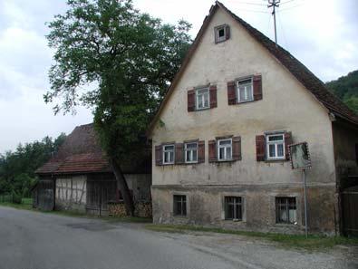 zweigeschossiger verputzter Fachwerkbau auf massivem Erd- /Sockelgeschoß, leichter Vorstoß im Giebel,