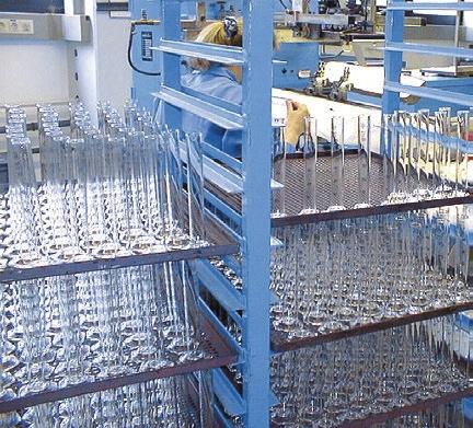 Volumenmessgeräte aus Glas Herstellung Herstellung von Volumenmessgeräten aus Glas Vom Rohmaterial zum fertigen Präzisions-Volumenmessgerät Die Rohkörper Es werden zwei Gläser zur Herstellung von