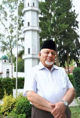 Nachgefragt (257) Imam Abdul Basit Tariq vor seiner Moschee Der Islam hat mit Terror und Gewalt nichts zu tun Die in Groß-Gerau ansässige Ahmadiyya-Gemeinde hat mit Abdul Basit Tariq einen neuen Imam.