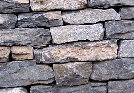 Die Steine werden immer längs in die Mauer eingebaut.
