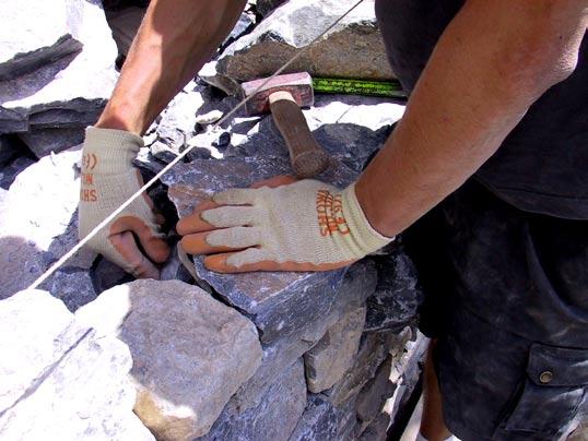 8. Hintermauerung von Hand einbauen und Hohlräume exakt ausfüllen Richtig Falsch Die Lücken und Hohlräume zwischen den Steinen werden mit den grösstmöglichen Füllsteinen