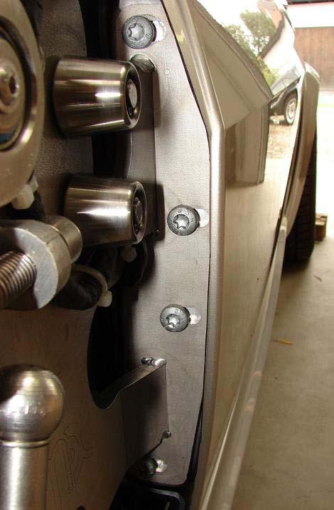 Die Tür neben dem Fahrzeug auf einen geeigneten Karton stellen und ebenfalls mit allen 4 Fahrzeugseitigen Schrauben leicht anschrauben.