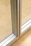 Trennwandsystem in Holzpfosten-Riegelbauweise mit flächenbündiger Verglasung. Variables Trennwandsystem mit filigraner Aluminium- Pfosten-Riegelkonstruktion.
