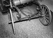 Abb. 9 Reibnagel-Lenkung an einem Motorwagen Ein verhältnismäûig schwacher Bolzen an der Vorderachse eines Daimler-Riemenwagens von 1896 muûte Biegemomenten, Scherspannungen, Flächenpressung und