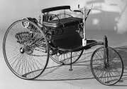 a b Abb. 43a+b Gabellenkung bei Benz und Daimler Nach Vorbild des Patent-Motorwagens von 1886 l.)baute Benz bis 1893 nur Dreiradwagen mit Gabellenkung.