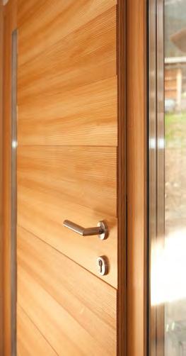 Eine Holz Haustür kann für reizvolle Effekte im Innenraum sorgen, ohne aufdringlich zu wirken. Durch verschiedene Holzarten und Farben werden besondere Akzente gesetzt.