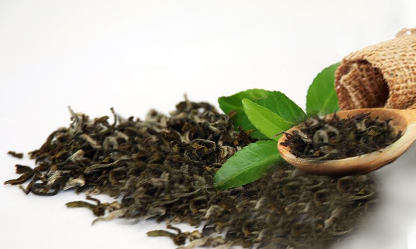 Grüner Tee, Indien 23 Nehmen Sie pro Liter drei bis vier Teelöffel Tee. Lassen Sie das kochende Wasser etwa zehn Minuten auf 80 Grad abkühlen. Dann den Tee aufgießen und drei Minuten ziehen lassen.